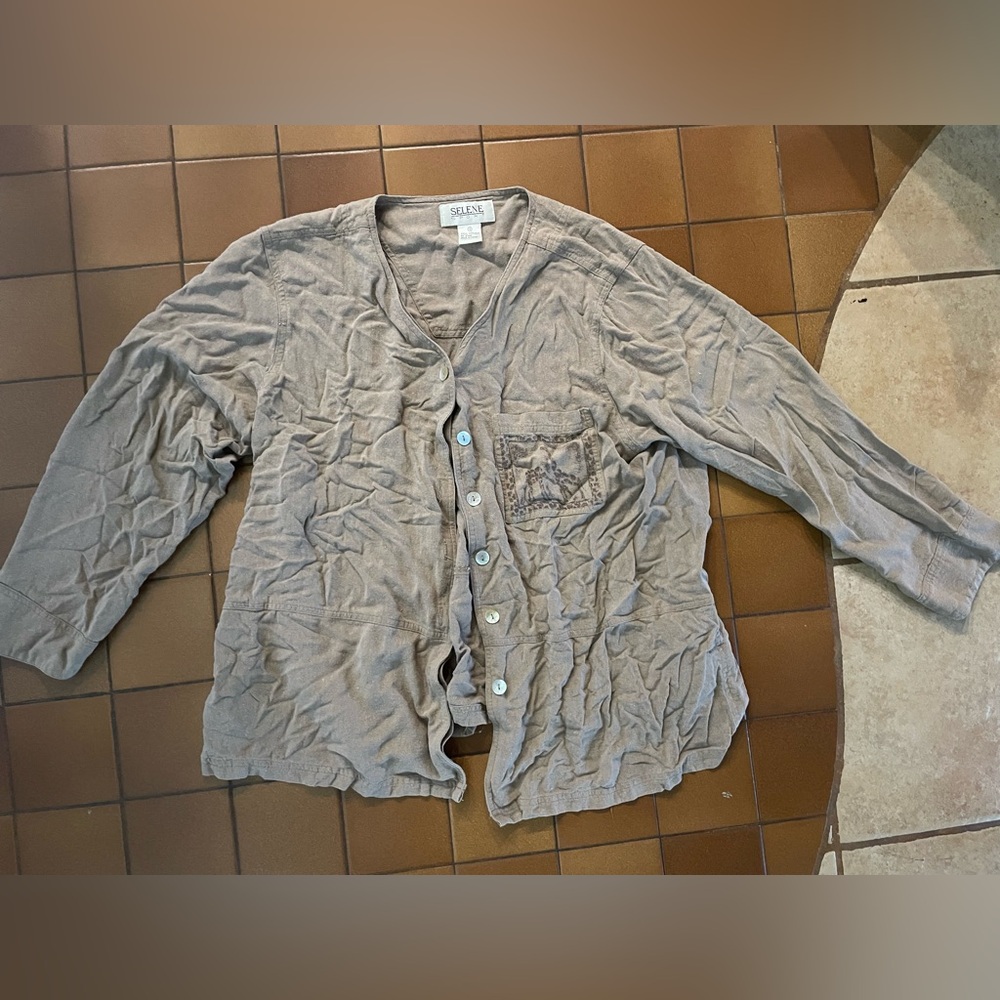 Selene Sport linen shirt with mother of pearl buttons